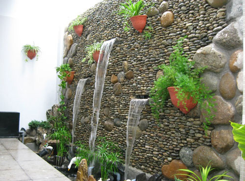 Thi công tiểu cảnh thác nước trên tường kèm tranh đá đảo đá phá cách đơn thuần của kỹ thuật tranh đá